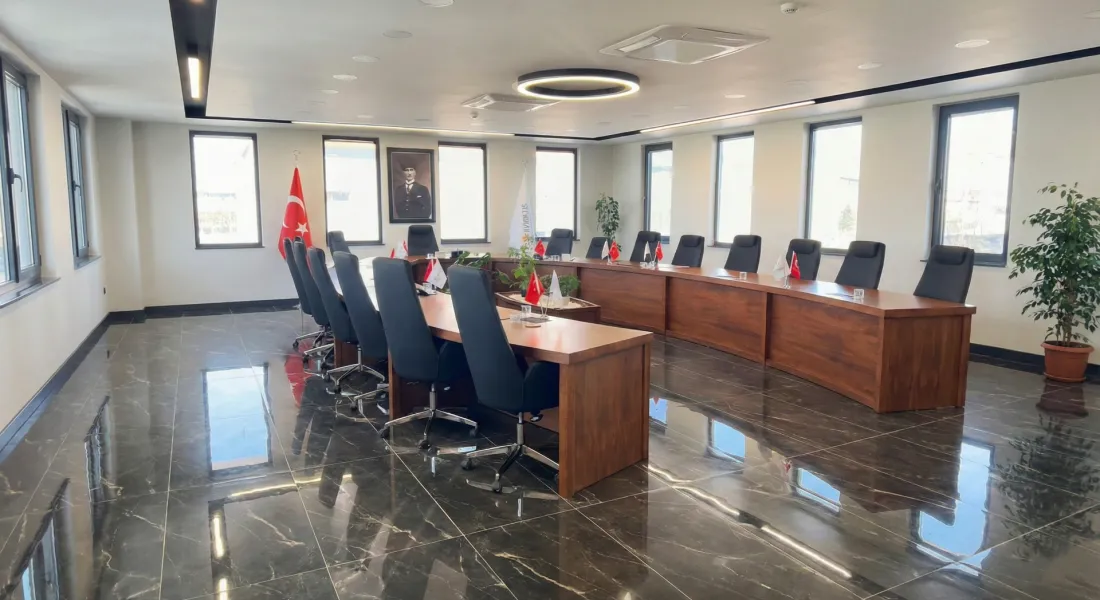 Mekânın atmosferini katman katman kurarız.