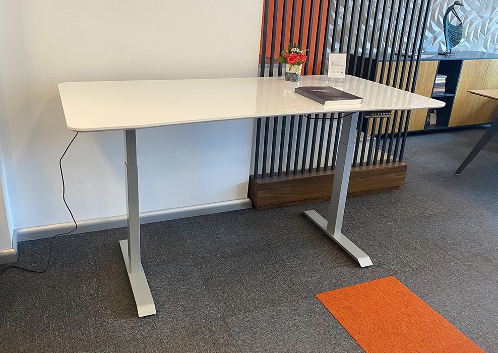 OX HEIGHT ADJUSTABLE TABLE